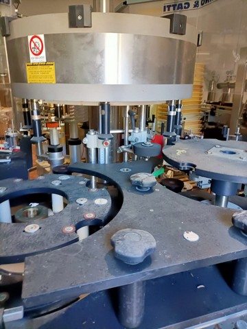 Used gravity glass bottling line 19