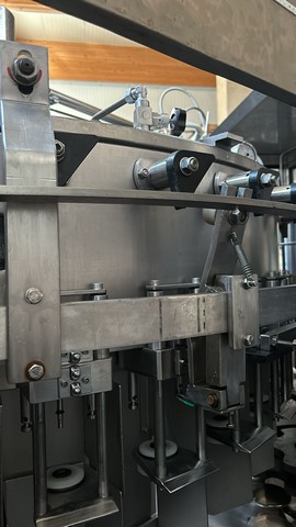 Used Bertolaso isobaric filler 7