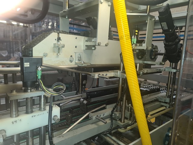 Used hot melt wrap Around Loeven 9