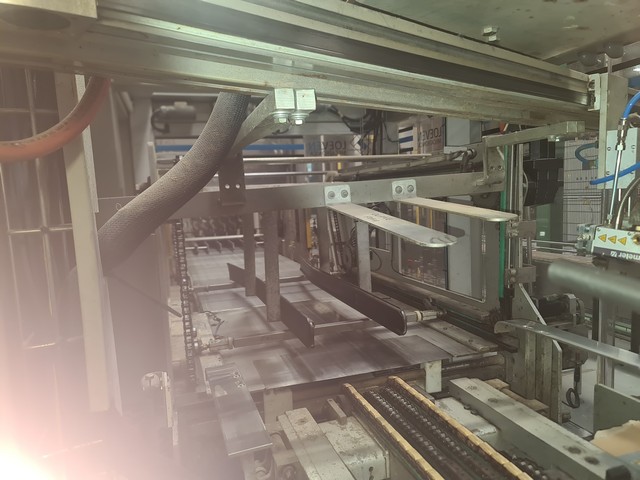 Used hot melt wrap Around Loeven 10