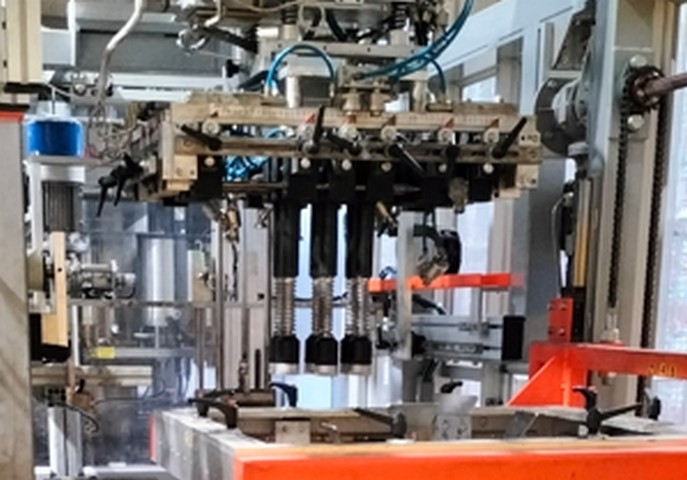 Used glass bottling line for oil 13