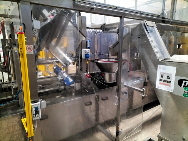 Used glass bottling line for oil 4