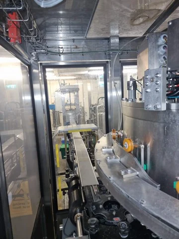 Linea di imbottigliamento Kosme PET Usata