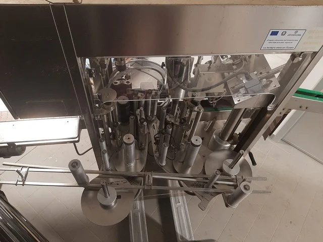 Capsulatrice Gai con etichettatrice 2S adesive