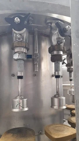 Riempitrice CEM 1.000 bph isobarica Usata