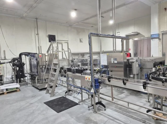 Linea di imbottigliamento lattine 1.500 cph Usata
