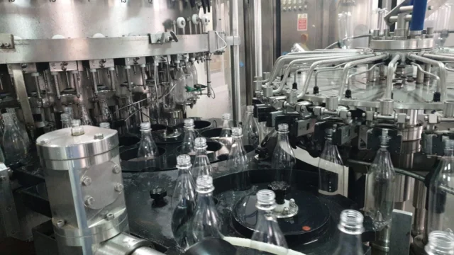 Linea di imbottigliamento PET 4.000 bph Usata